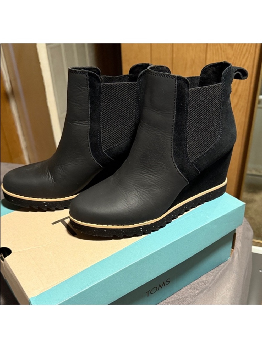 Tom’s Maddie Wedge Chelsea ankle boots black, leather suede size 8